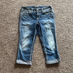 Silver Jeans Mid-Rise Cropped Rolled Cuff Jeans in Blue